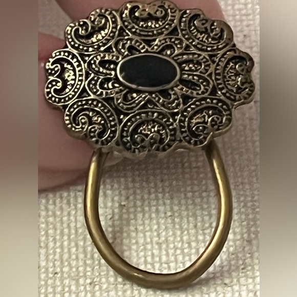 ✨ Vintage Ornate Metal Brooch - Picture 2 of 3